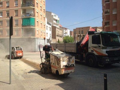 Paral·lelament, aquest dijous també s'estan fent tasques de pavimentació al carrer Comtes d'Urgell.