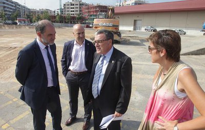 L'alcalde, el director de Fira i els tinents d'alcalde Marta Camps i Rafel Peris han seguit les obres de pavimentació del nou espai per als tractors,….