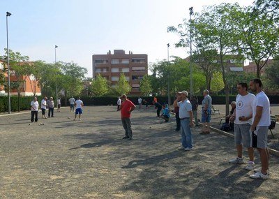 El regidor Alonso, amb els socis del Club Petanca del Secà que enguany ha rebut la placa de la Paeria al mèrit esportiu.