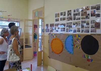 La tinent d'alcalde Montse Parra i el regidor Antoni Postius, amb Marina Pifarré, visitant l'exposició de fotos antigues a l'Escola de Malgovern.