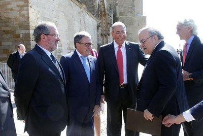 L'alcalde, amb el Conseller Mas- Colell, i la resta d'autoritats, a la seva arribada a la Seu Vella.