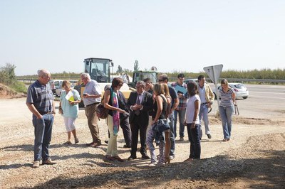 El paer en cap, els regidors i representants de la comunitat educativa al solar on s'està construïnt el pàrquing..