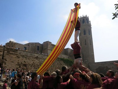 Els Castellers de Lleida han participat en l'ofrena a la Seu.