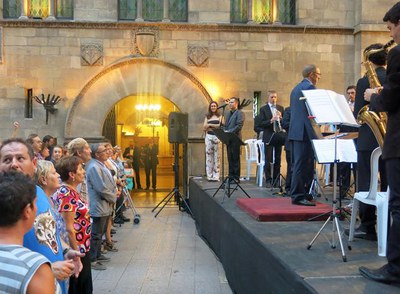 El públic assistent al concert de la banda s'ha posat dempeus quan la Banda ha interpretat l'Himne Nacional de Catalunya.