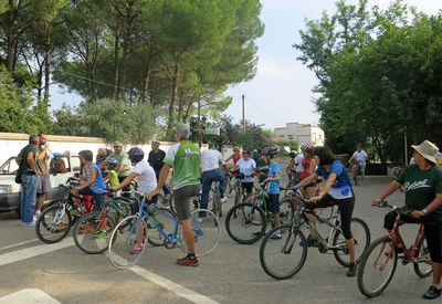 El regidor Txema Alonso, en la pedalada popular de Butsènit, que ha donat el tret de sortida a l'Aplec festiu de la partida.