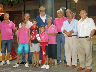 El tinent d'alcalde i regidor de barri, Fèlix Larrosa, i els regidors Joan Vilella i Paco Cerdà, en el lliurament de records de la XIX Trobada gegant….