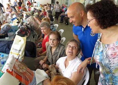 R.Peris i M.Rosa Ball, saludant les puntaires que han participat en la trobada a Pardinyes, organitzada per l'Àrea de la Dona d'Orvepard.