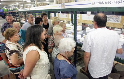 La tinent d'alcalde M. Camps ha acompanyat el primer grup que ha fet la visita guiada a l'Arxiu Arqueològic de Lleida.