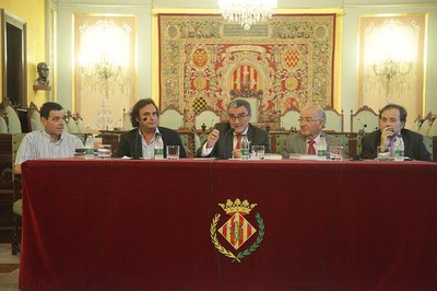 "Els Desvalls i Catalunya" descriu la història de la família Desvalls per mitjà de l'estudi de 18 generacions..