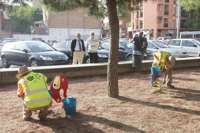 L'alcalde i el president d'Orvepard, Paco Castillo, davant de la plaça Josep Piñol, on s'estan netejant a fons els jocs infantils..