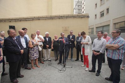 L'alcalde Ros, amb els representants dels Armats i de la Congregació, davant la placa de la plaça que porta el seu nom.
