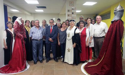 Entre les moltes propostes de l'Obert Centre Històric, l’Associació de la Festa Moros i Cristians de Lleida ha organitzat una exposició amb els vesti….
