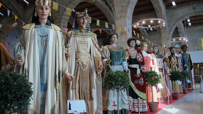Aquesta tarda, abans de tornar cap a la Casa dels Gegants, els gegants de Lleida es podran veure desfilant i ballant en la cercavila popular pels car….