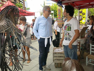 El regidor del Centre Històric ha saludat els joves artistes locals al Mercat de les Idees.