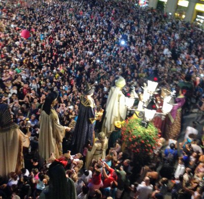 El conjunt de gegants de Lleida, excepcional per ser-ne 12 i per la qualitat escultòrica i artística, ha desfilat en la cercavila popular pels carrer….