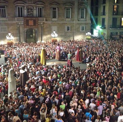 Els gegants de Lleida, a les festes de la Mercè a Barcelona, en una plaça Sant Jaume repleta de gent.