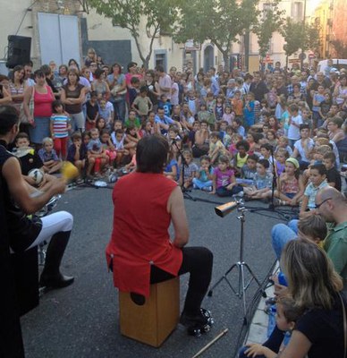El País del Banyetes ha presentat un espectacle musical de l’Intèrpret, que ha apelgat un nombrós públic a l’exterior del Mercat del Pla, en l'Obert ….