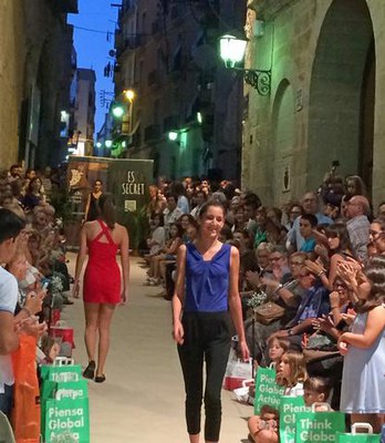 Desfilada de moda dels comerços del Centre Històric al carrer Cavallers, en l'Obert Centre Històric.