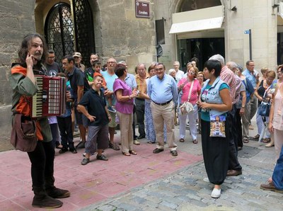 Àngel Ros, escoltant l'explicació de la llegenda de Sant Jaume al seu pas per la ciutat, dins els actes de l'Obert Centre Històric.