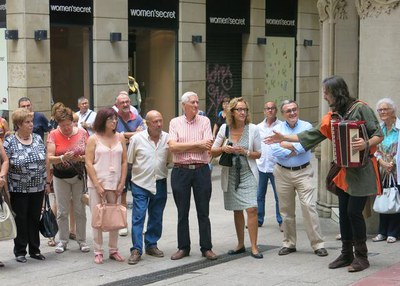 L'alcalde de Lleida, a l'explicació de la llegenda de Sant Jaume al seu pas per la ciutat, en l'Obert Centre Històric.