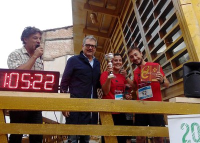 Larrosa ha lliurat el premi a la parella guanyadora de la primera Rogaine Urbana de l'Obert Centre Històric.