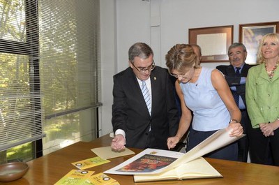 L'alcalde Ros amb la ministra Garcia Tejerina, qui ha signat en el Llibre d'Honor de Fira de Lleida.