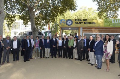 Les autoritats locals amb la ministra d'Agricultura, a l'entrada de la Fira de Sant Miquel.
