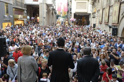 El Mag Lari ha fet el pregó de les Festes de la Tardor en una plaça de la Paeria plena a vessar.