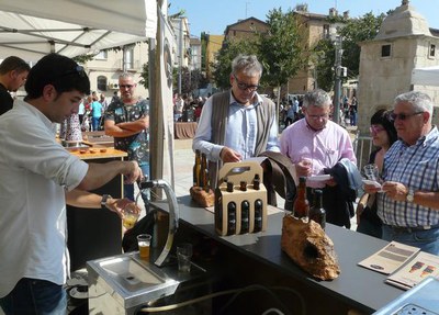 Degustacions de cervesa artesana lleidatana en la primera Mostra organitzada a la plaça del Dipòsti, en les Festes de la Tardor.