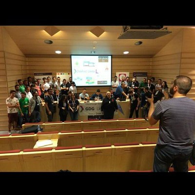 Foto de família dels participants al DevFest..