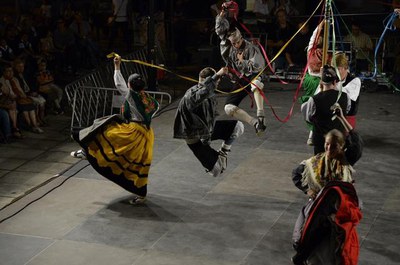 El públic de la plaça Sant Joan ha gaudit amb el mestratge amb què els dansaires han executat els balls..