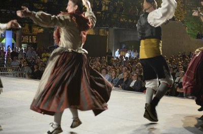La plaça Sant Joan, de gom a gom per presenciar el Festival de Danses dels Països Catalans..