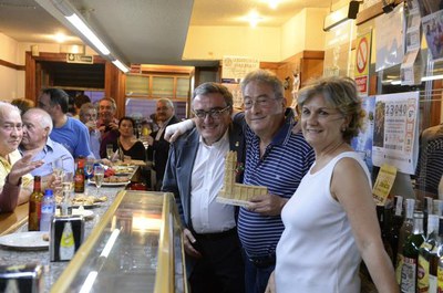 L’alcalde Ros ha saludat Jordi Sirvent amb motiu de la seva jubilació i del canvi de direcció del local.