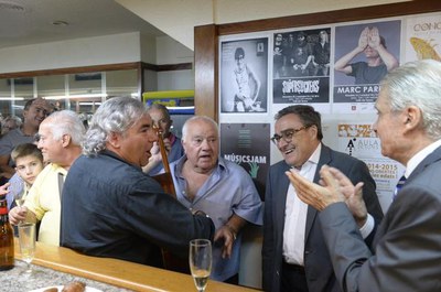 L'alcalde Ros ha reconegut Jordi Sirvent, propietairi de l’establiment G-4, pels seus anys de dedicació a l’hostaleria de Lleida.