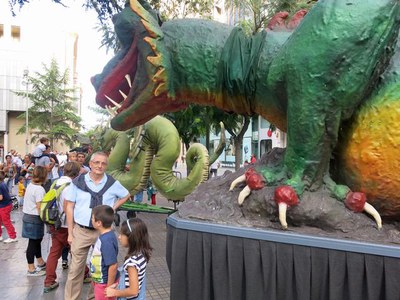 A la tarda, el regidor Jesús Castillo, ha visitat la plantada de bèsties participants en la Gran Nit de Foc, a l'avinguda de Blondel.