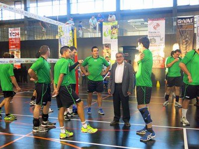 L'alcalde Ros, saludant els jugadors del Club Balàfia Volei.