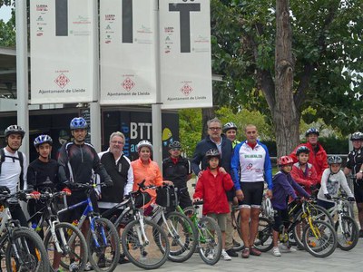 El tinent d’alcalde Fèlix Larrosa ha saludat els ciclistes que han participat en la Familiy Bike, organitzada per les Festes de la Tardor.