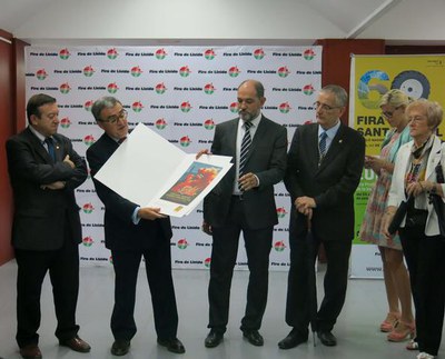 El president de la Federació de les Cases Regionals, Cosme Garcia, ha rebut de mans de l’alcalde una litografia amb la imatge del cartell il·lustrado….