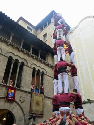Els Castellers de Lleida han carregat un 3 de 8 i una torre de 8 amb folre en l’actuació que aquest diumenge a la plaça de la Paeria.