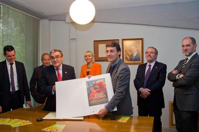 L'alcalde i president de Fira de Lleida ha lliurat un obsequi a Fernando Miranda Sotillos, qui ha signat en el Llibre d'Honor.