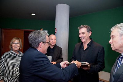 Àngel Ros i Montse Parra, saludant el baríton internacional Àngel Òdena, qui ha fet un concert aquesta tarda a l'Auditori.