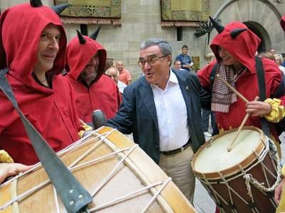 L'alcalde Ros, saludant la colla de Diables de Lleida.