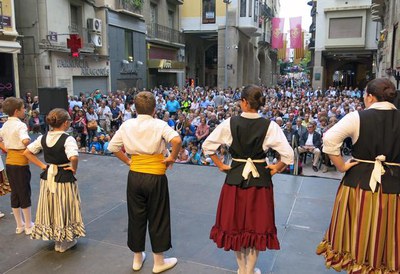 L'alcalde Ros ha assistit a l'espectacle de dansa catalana a la plaça de la Paeria.