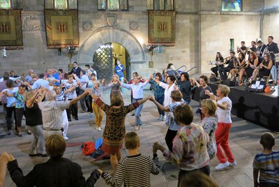 Ballada de sardanes a la plaça de la Paeria, amb la Cobla Vents de Riella.