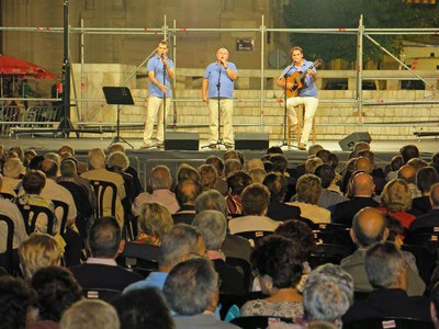 La cantada d’havaneres, davant un nombrós públic, amb el Grup Boira i Arjau.