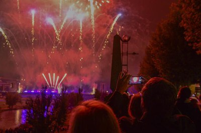 Milers de persones s’han aplegat als ponts Vell i de la Universitat i pels marges de riu per veure el Piromusical, l’espectacle de llum, color i músi….