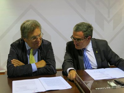 Àngel Ros, en un moment de la seva intervenció en la roda de premsa, al costat d'Antoni Siurana..