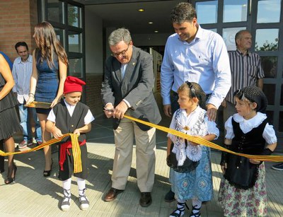 Els alcaldes Àngel Ros i Klever Esteve, tallant la cinta inaugural de la Fira del Préssec de Pinyana.