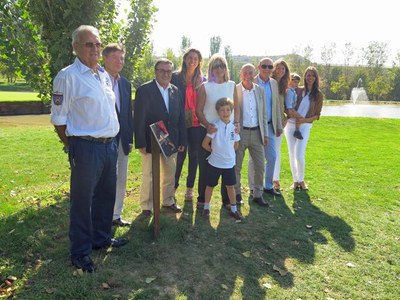 L'alcalde amb els familiars i els responsables del club en l'acte en record de Josep Lluís González.