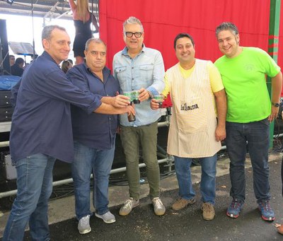 Fèlix Larrosa amb el president de la Fecoll, Xavier Peréz, i els membres de la junta, a l'Aplequet de Tardor.